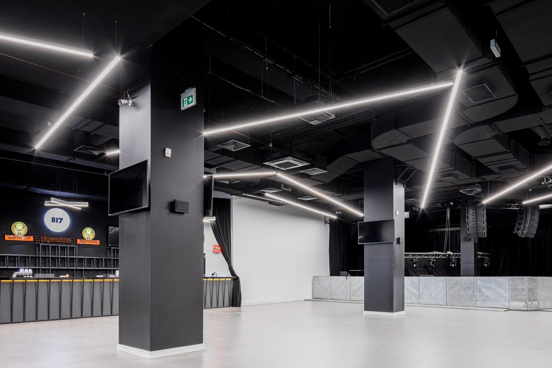 Klub Muzyczny B17 — sala z podestem sceny
