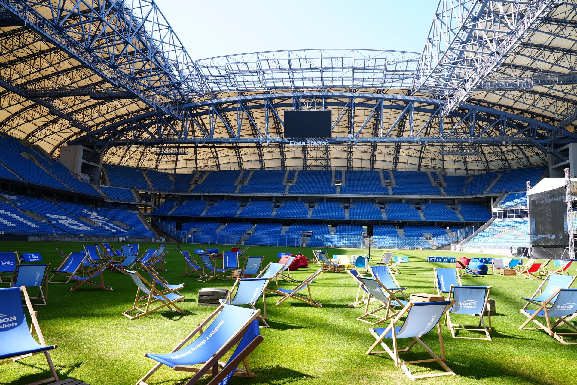 Leżaki i strefa chillout na murawie Enea Stadionu