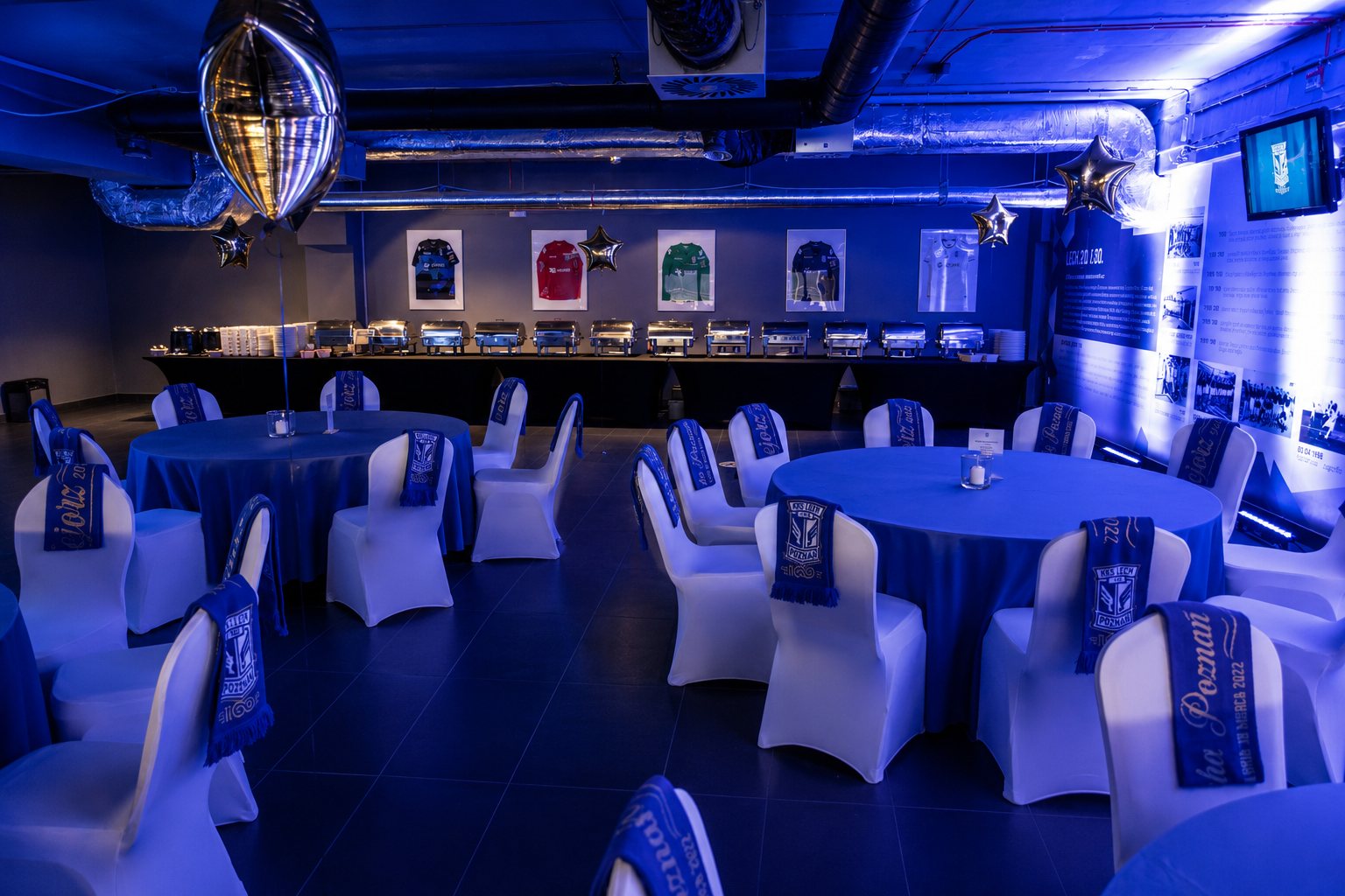 Sala Legend w ustawieniu bankietowym z ekspozycją koszulek